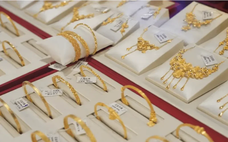 تراجع أسعار الذهب بنسبة 3.45 بالمئة واستقرارها عند مستوى 4491 دولاراً